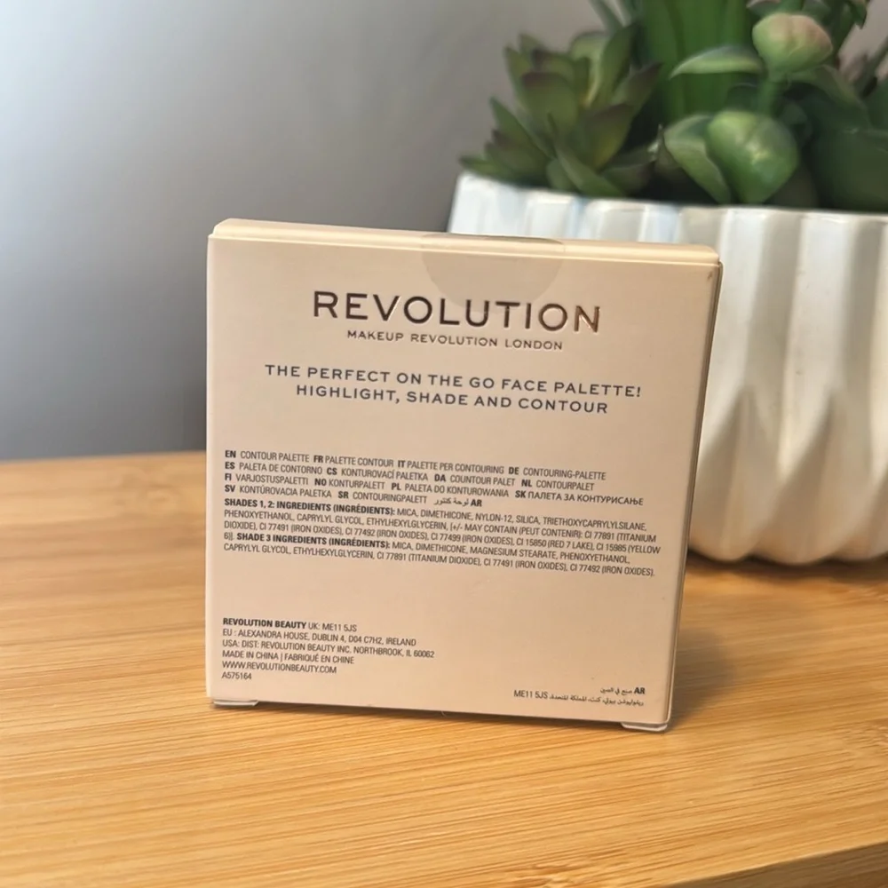 New Revolution Contour Powder Compact - Light or Medium Shades Palette